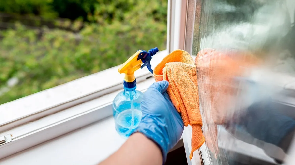 Tillsätt en enkel sked av den här produkten i ditt rengöringsvatten — dina fönster håller sig rena till våren