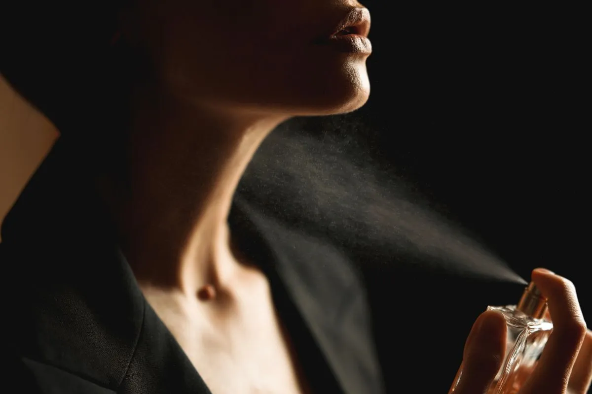 En antydan till parfym: överraskande fördelar med att bära parfym innan du somnar