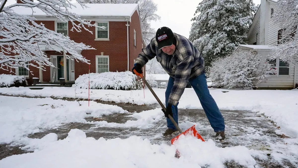 När blir det för riskfyllt att skotta snö? Experter svarar