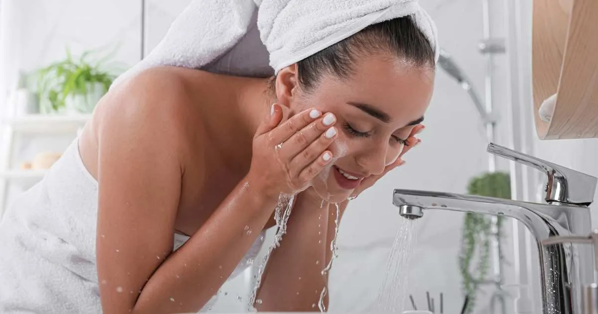 Ansiktsrengöring , ett viktigt steg som många hoppar över