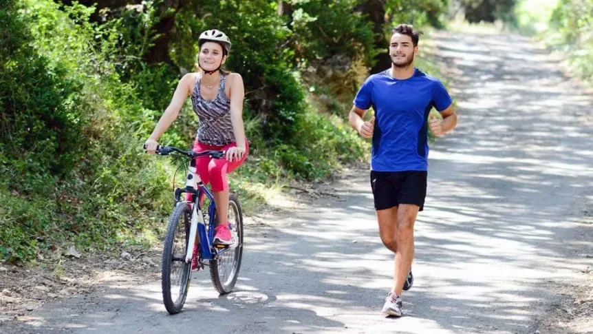 Promenera eller cykla: vad är bäst för att förbättra uthålligheten och gå ner i vikt?
