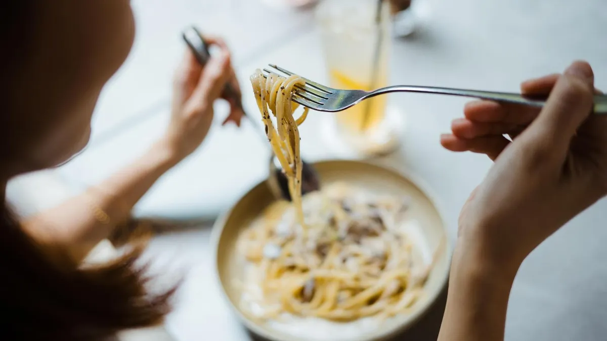 Vad du faktiskt bör äta på kvällen